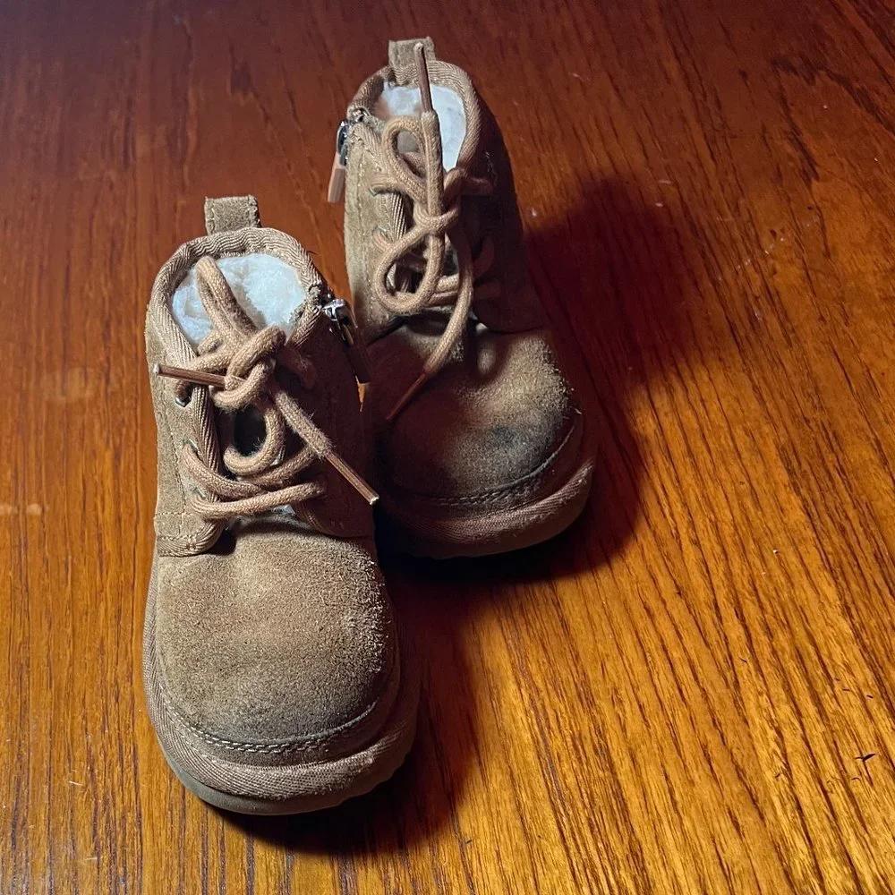 Kids UGG boots size 8 neumel style